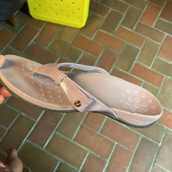 Vionic Flip Flops‎ 6 - Picture 3 of 7